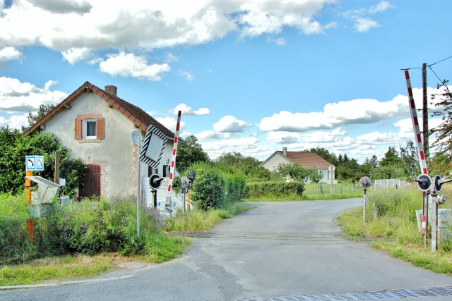 Allier - Huriel - passage à niveau