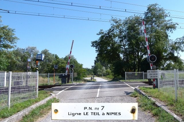 Ardèche - Saint Montan - passage à niveau