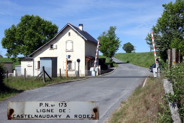 Aveyron - Camjac - passage à niveau