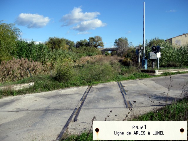 Bouches du Rhône - Arles - passage à niveau