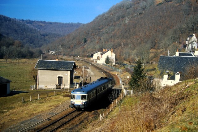 Cantal - Saint Illide - passage à niveau