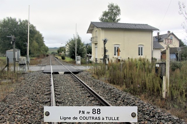 Corrèze - Saint Pantaléon de Larche - passage à niveau