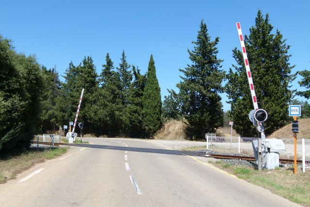 Gard - Générac - passage à niveau