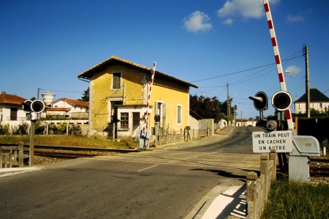 Gironde - Coutras - passage à niveau