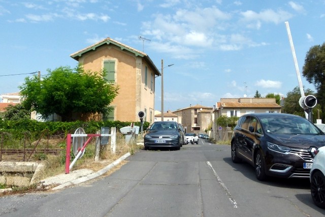 Hérault - Pézenas - passage à niveau