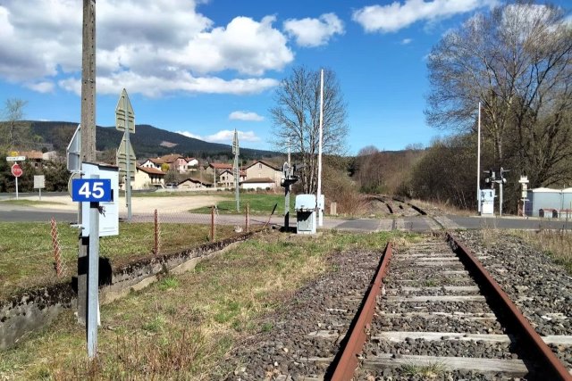 Puy de Dôme - Chabreloche - passage à niveau