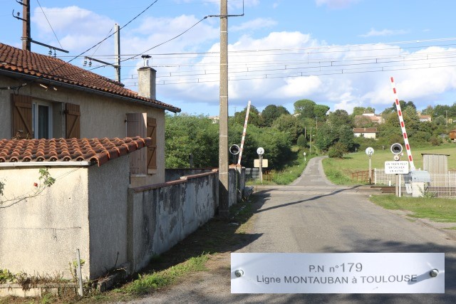 Tarn et Garonne - Canals - passage à niveau