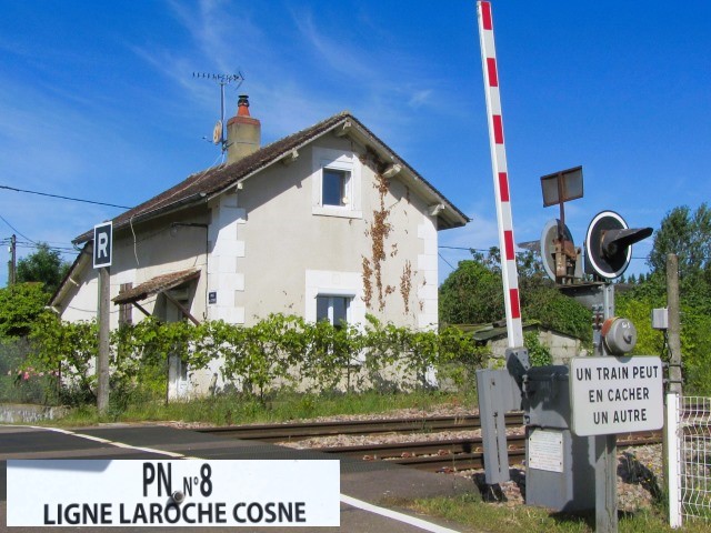 Yonne - Chemilly sur Yonne - passage à niveau