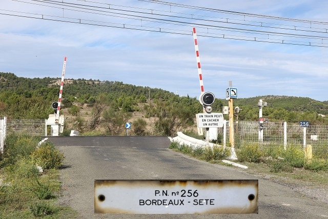 Aude - Conilhac Corbières - passage à niveau