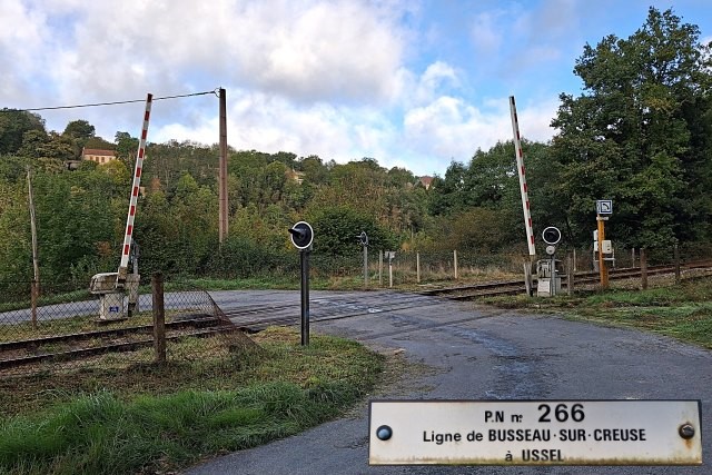 Creuse - Saint Médard la Rochette - passage à niveau