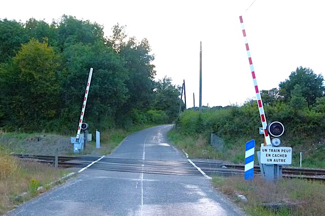 Saône et Loire - Saint Didier sur Arroux - passage à niveau